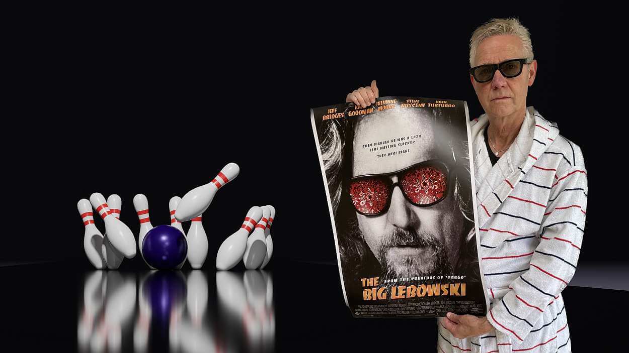 Ben als Big Lebowski met poster van The Dude