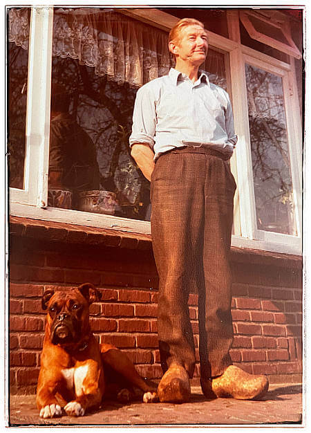 Willem de Graaf en zijn trouwe boxer voor het raam op de Weldammerlaan.