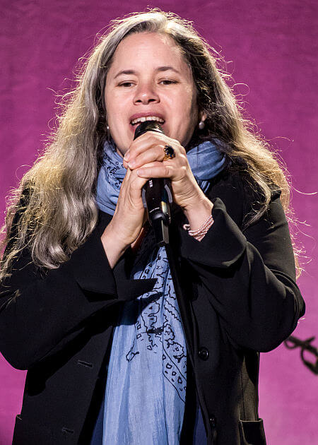 Natalie Merchant tijdens live-optreden in 2017.