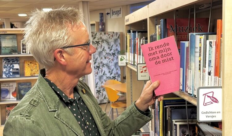 Ben pakt in bibliotheek het boek 'Ik rende met mijn oma door de mist' van de plank.