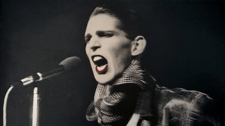 Erwin Olaf als zanger en boegbeeld van de band Mannekino