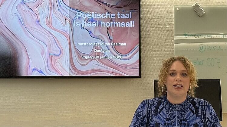 Dichter Iduna Paalman voor haar presentatie met daarop: Poëtische taal is heel normaal.
