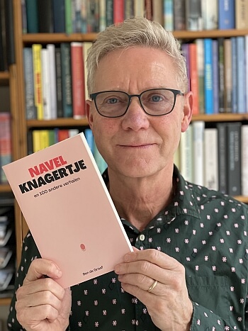 Ben de Graaf toont zijn boek 'Navelknagertje en 100 andere verhalen'.